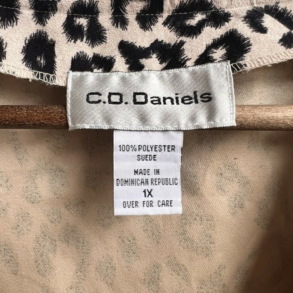 C. D. Daniels Fit & Fancy Zip Front Cheetah Print… - image 6